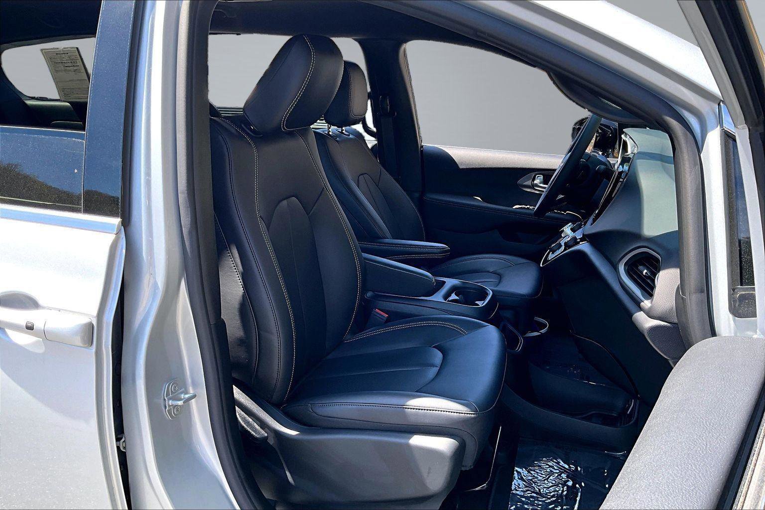 Used 2026 Chrysler Voyager LX FWD image 8