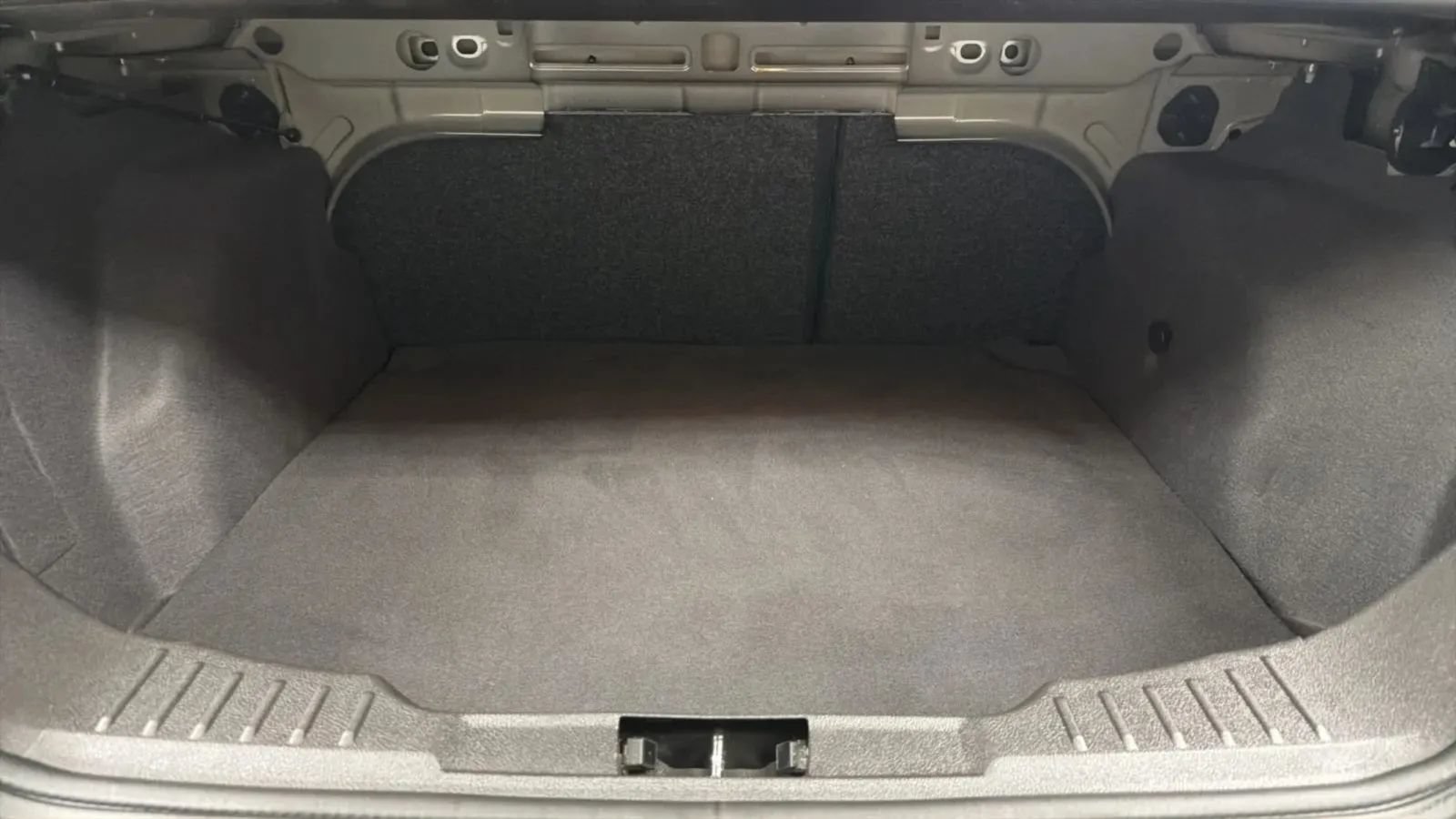 Used 2018 Ford Focus SE w/ SE Appearance Package FWD image 18