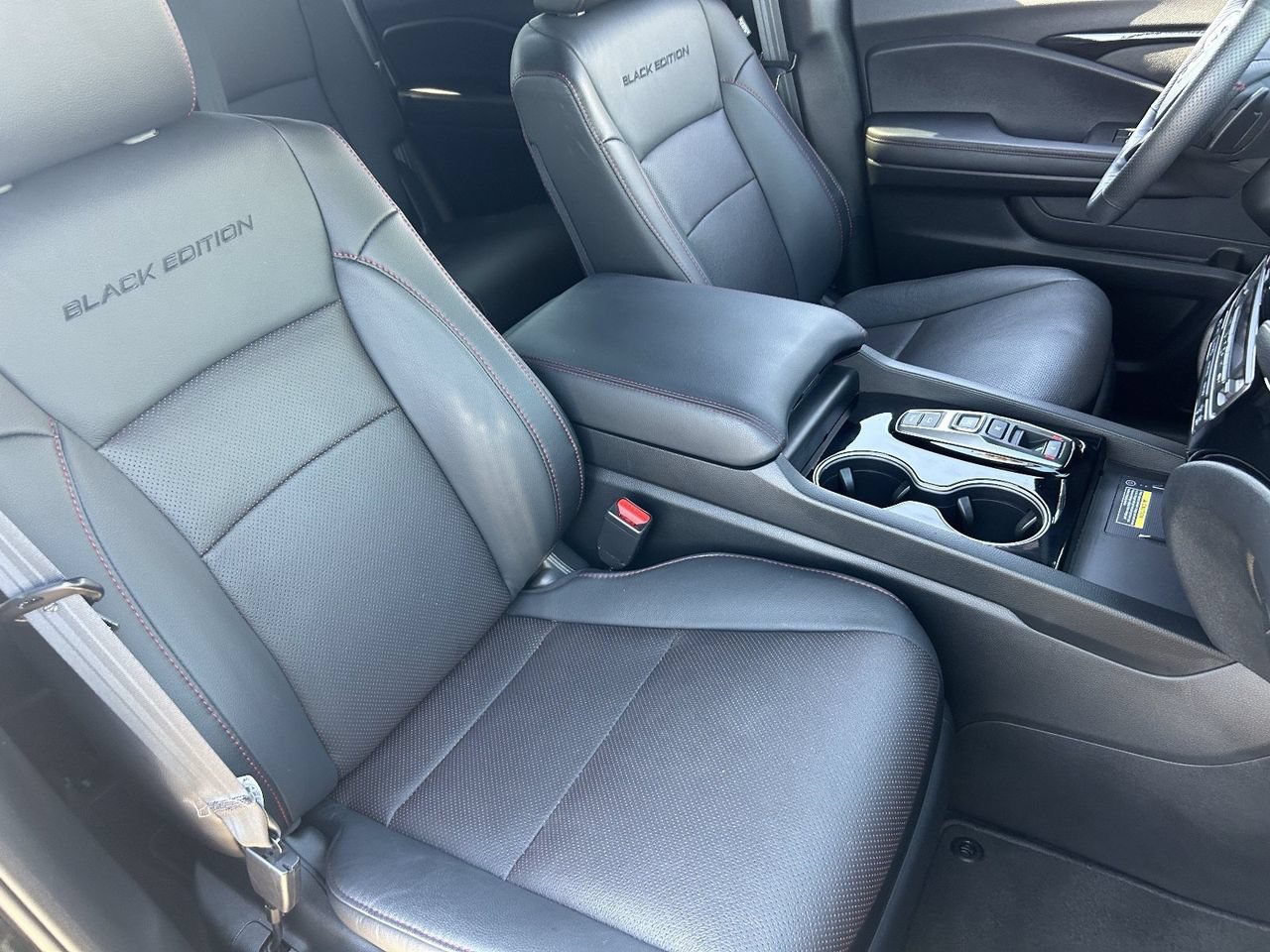 Used 2025 Honda Passport Black Edition image 11