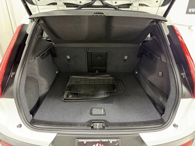 Used 2020 Volvo XC40 T5 Momentum w/ Premium Package image 9