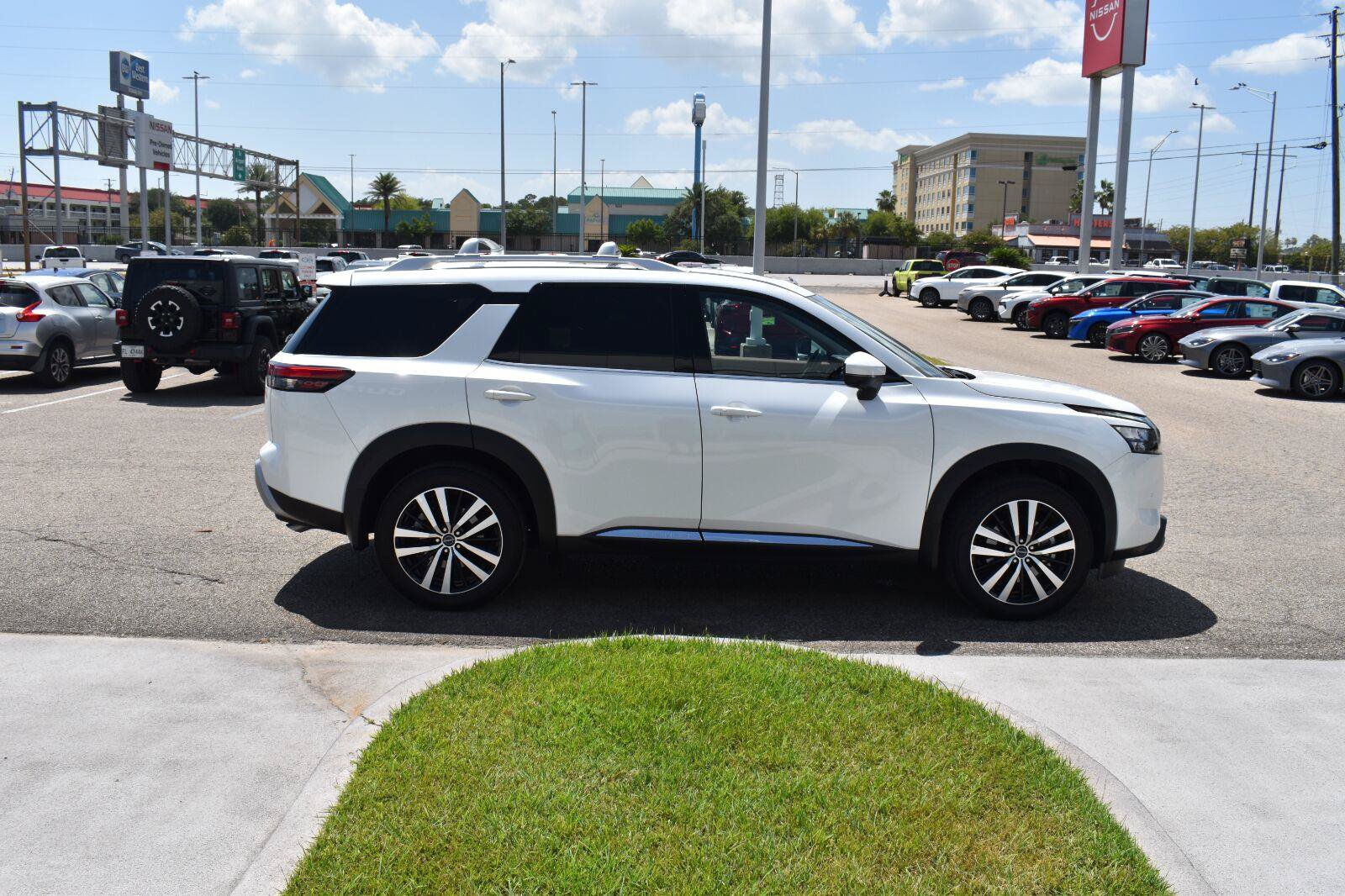 Used 2025 Nissan Pathfinder Platinum w/ Cargo Package FWD image 15