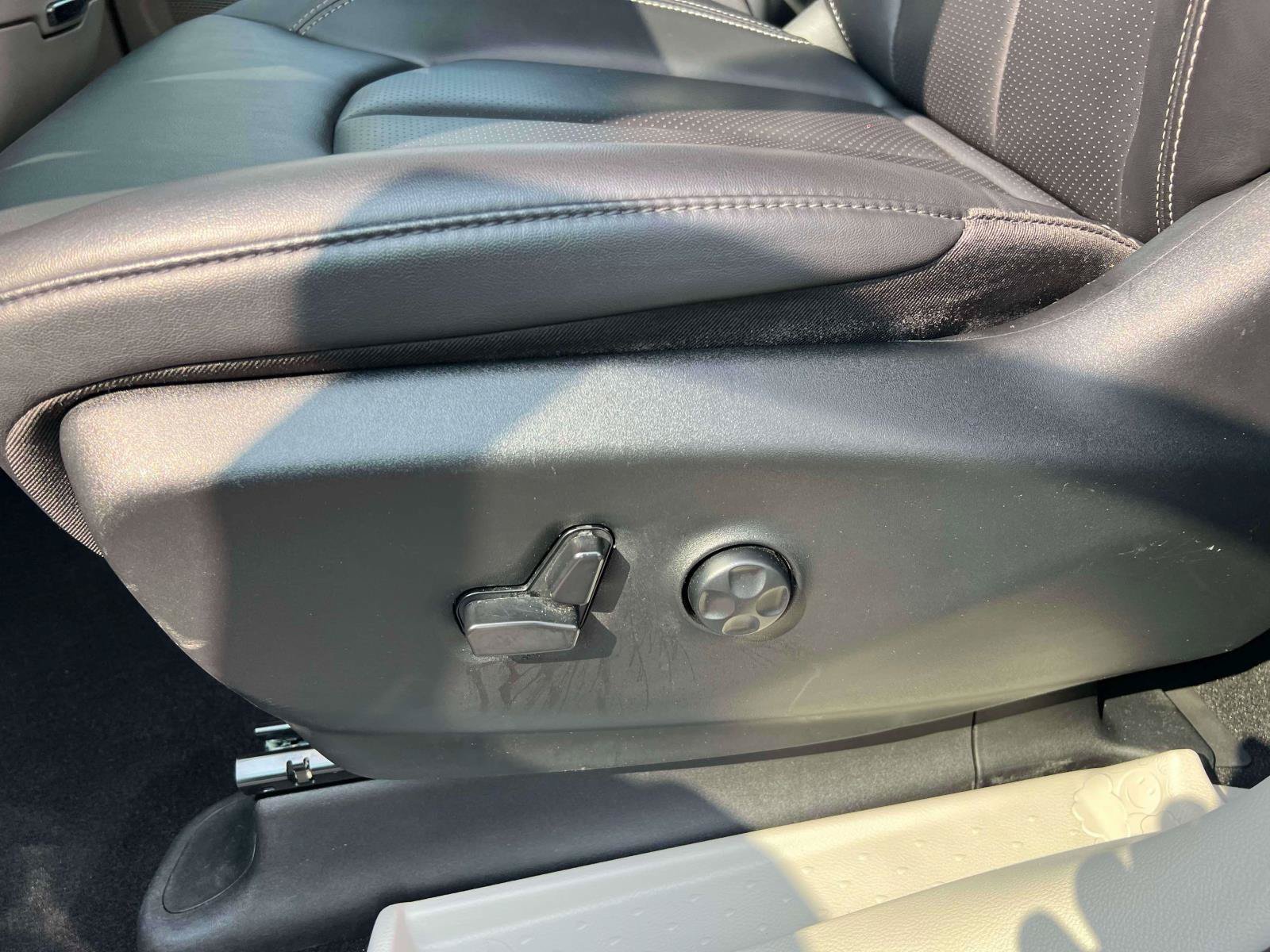 Used 2024 Chrysler Pacifica Limited FWD image 17
