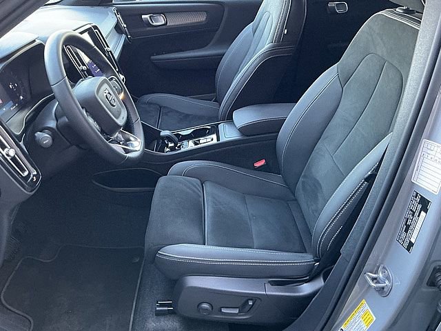 Used 2025 Volvo XC40 B5 Plus image 15