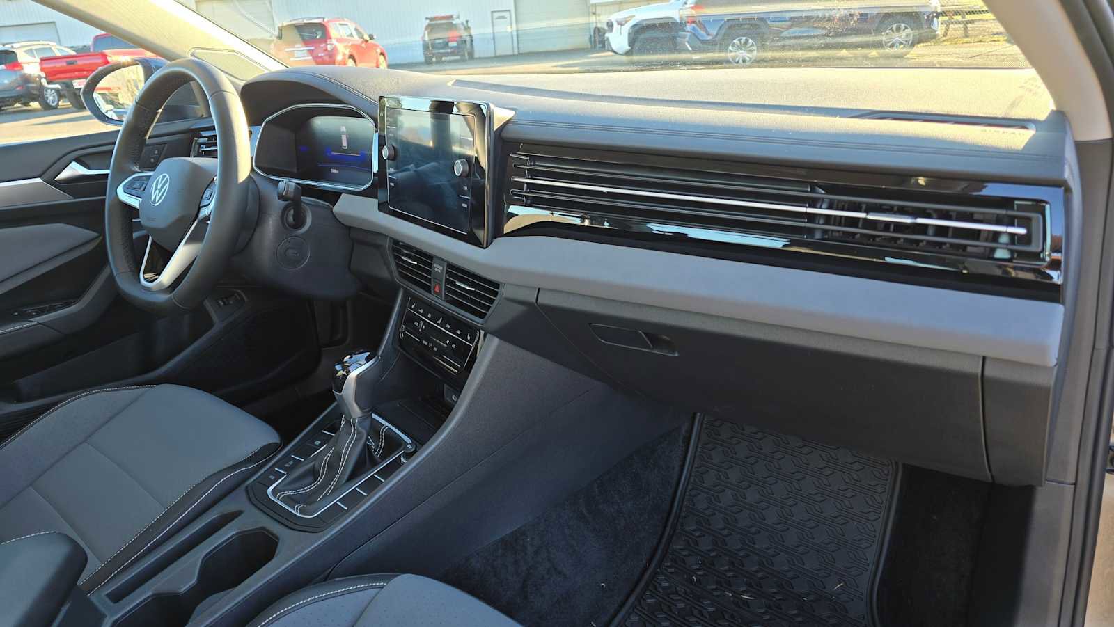 Used 2025 Volkswagen Jetta SE image 12