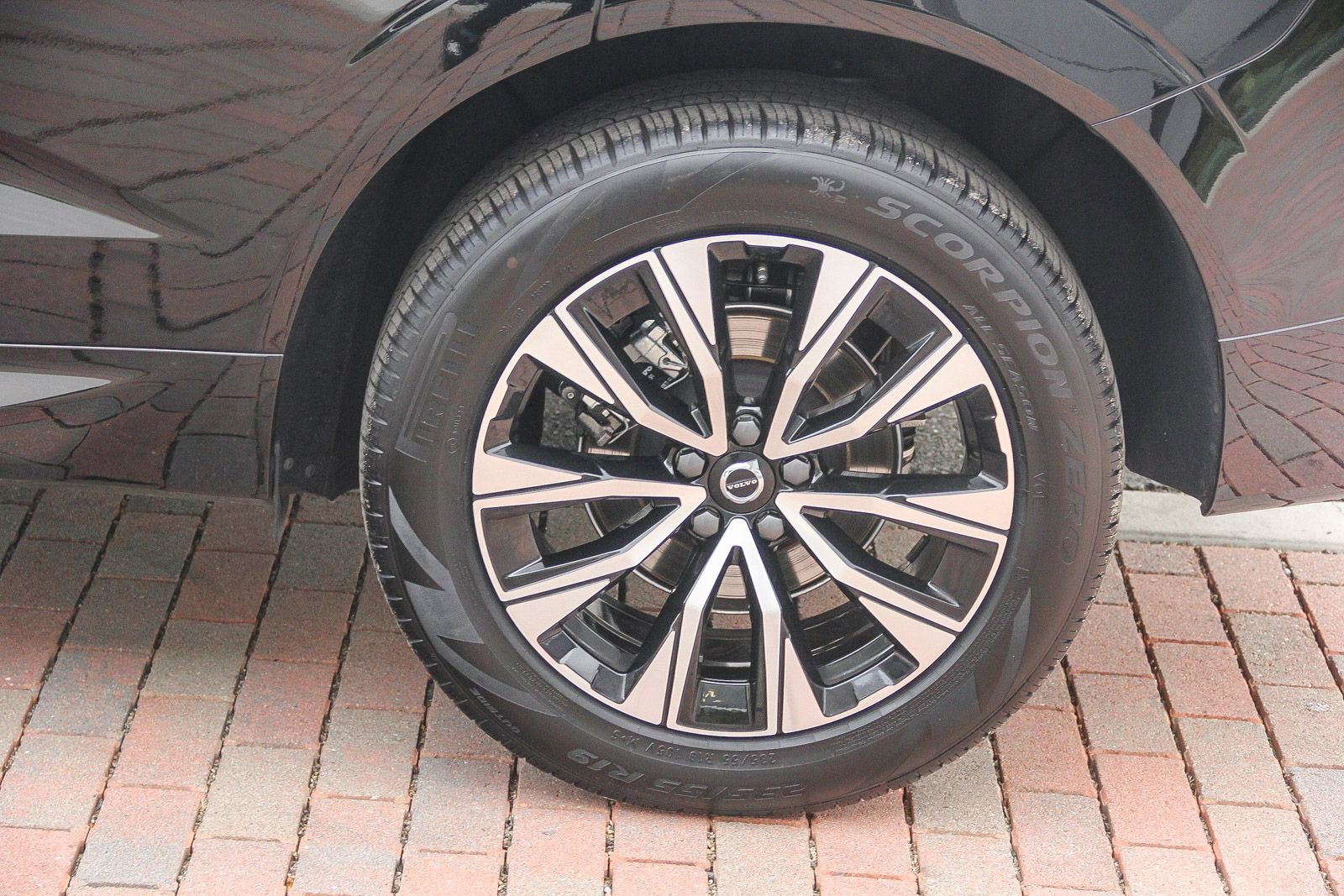 Used 2025 Volvo XC60 B5 Plus image 6