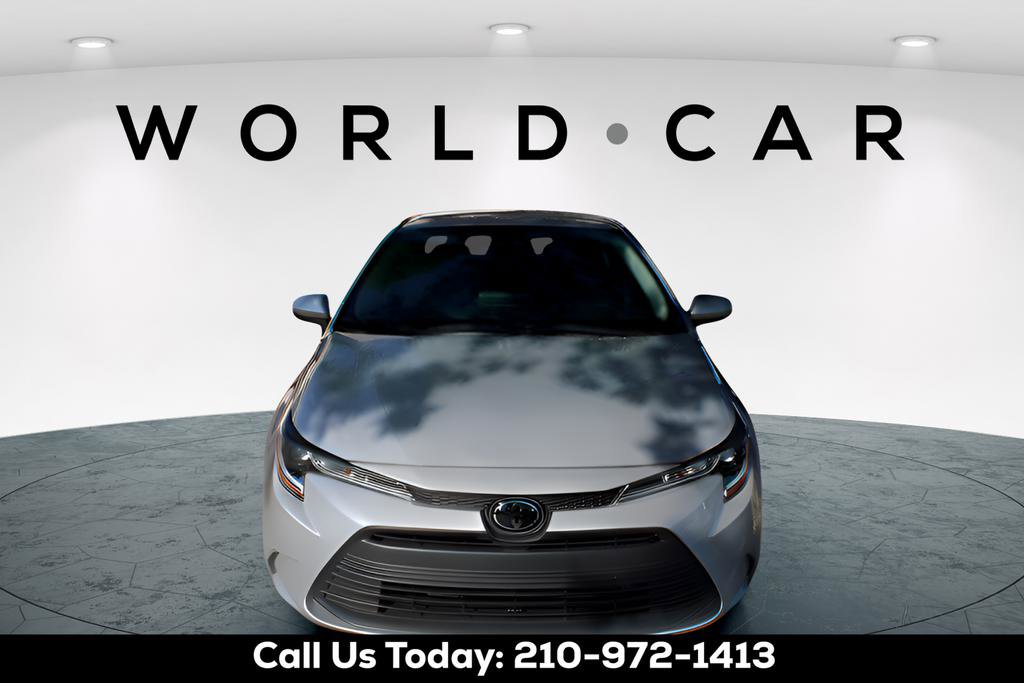 Used 2025 Toyota Corolla LE image 2