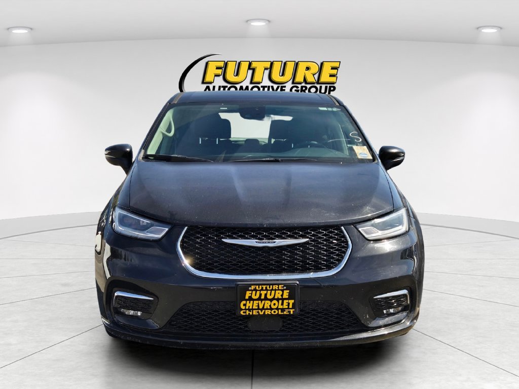 Used 2023 Chrysler Pacifica Touring-L FWD image 2