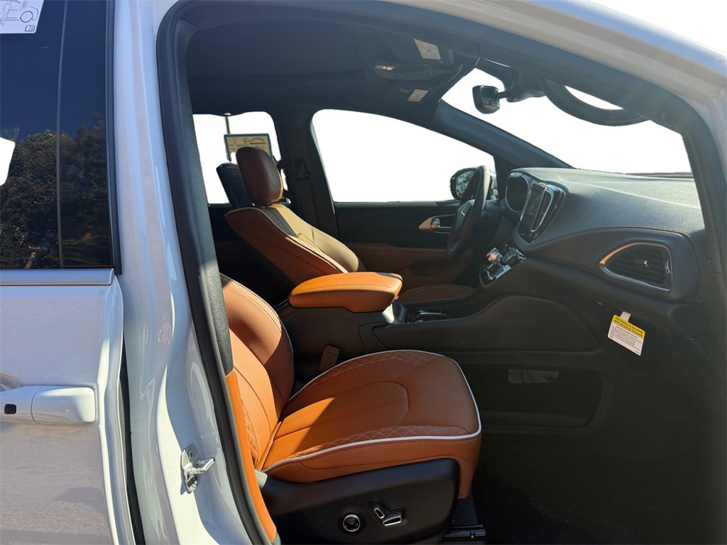 New 2026 Chrysler Pacifica Pinnacle image 15
