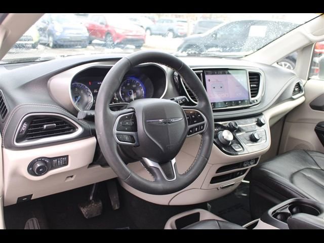 Used 2022 Chrysler Pacifica Touring-L FWD image 16