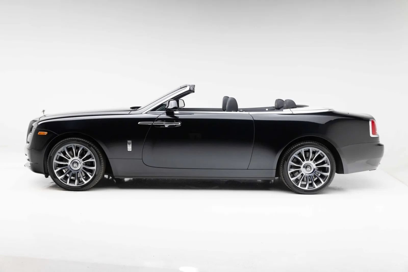 Used 2019 Rolls-Royce Dawn RWD image 15