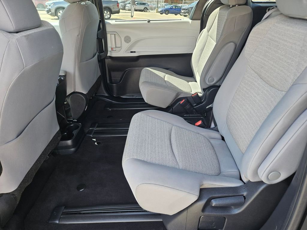 Used 2025 Toyota Sienna LE image 27