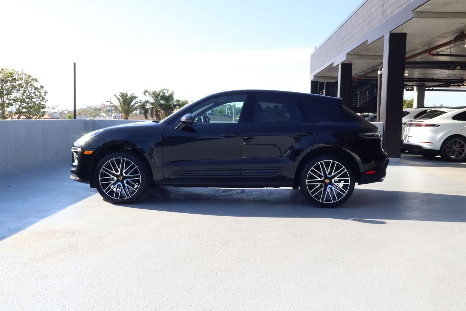 Certified 2025 Porsche Macan image 2