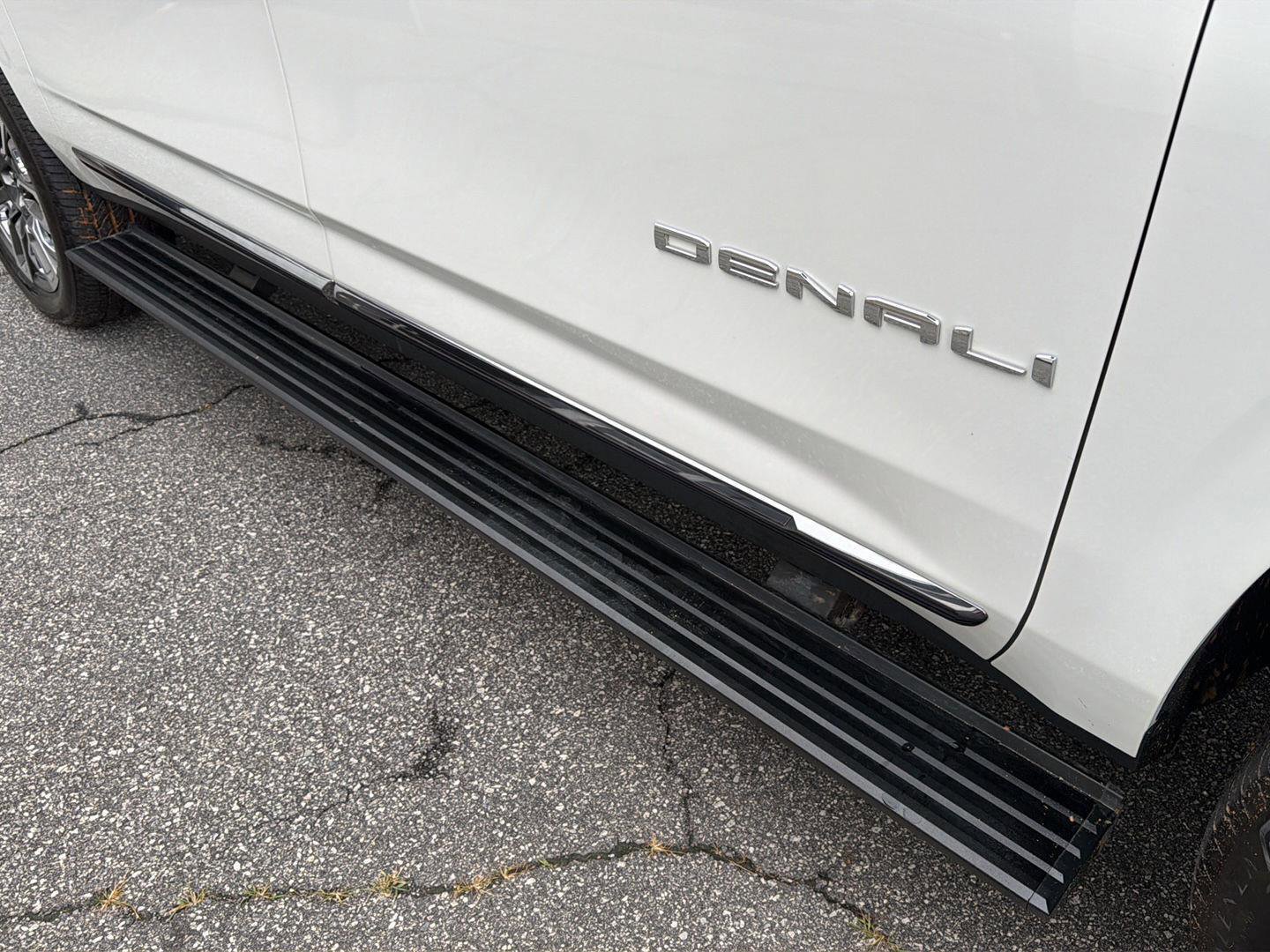 Used 2024 GMC Yukon XL Denali Ultimate AWD/4WD image 7