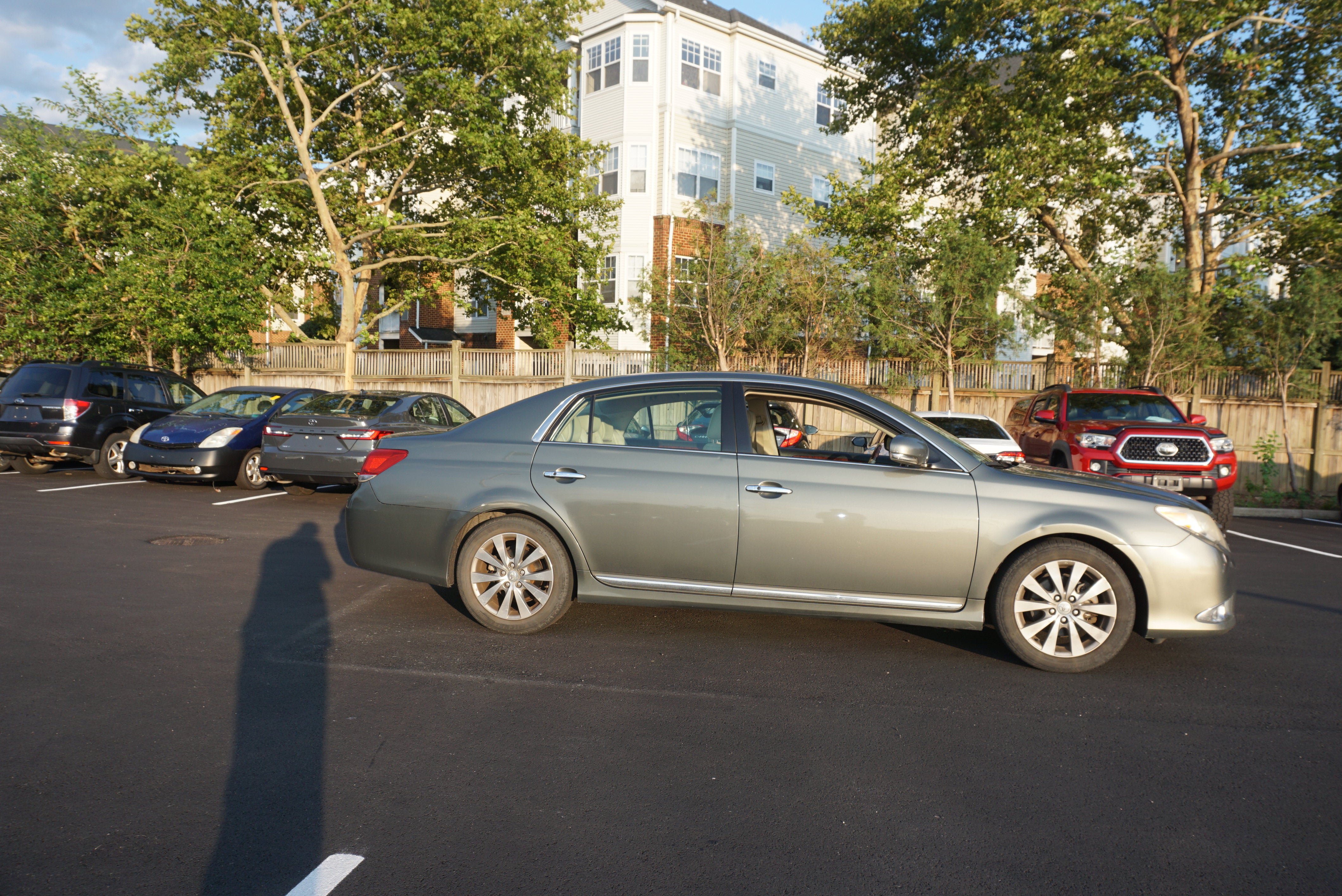 Used 2011 Toyota Avalon Limited FWD image 3