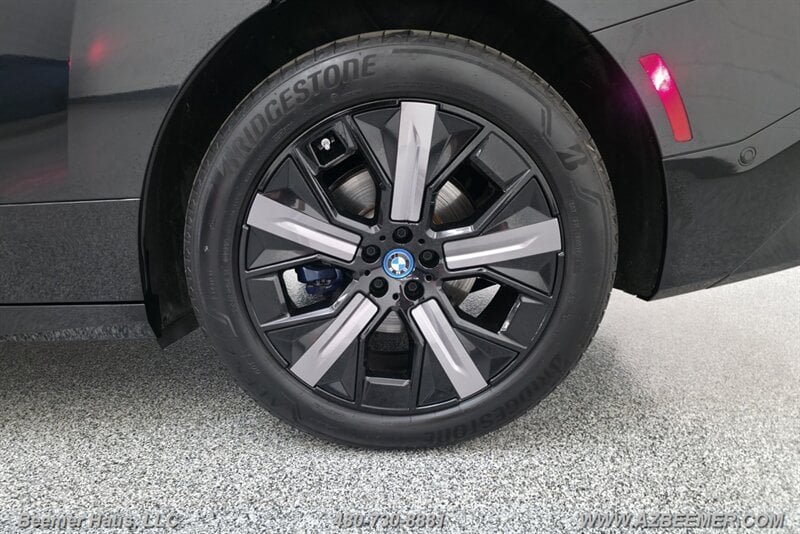 Used 2024 BMW iX xDrive50 w/ Premium Package AWD/4WD image 17