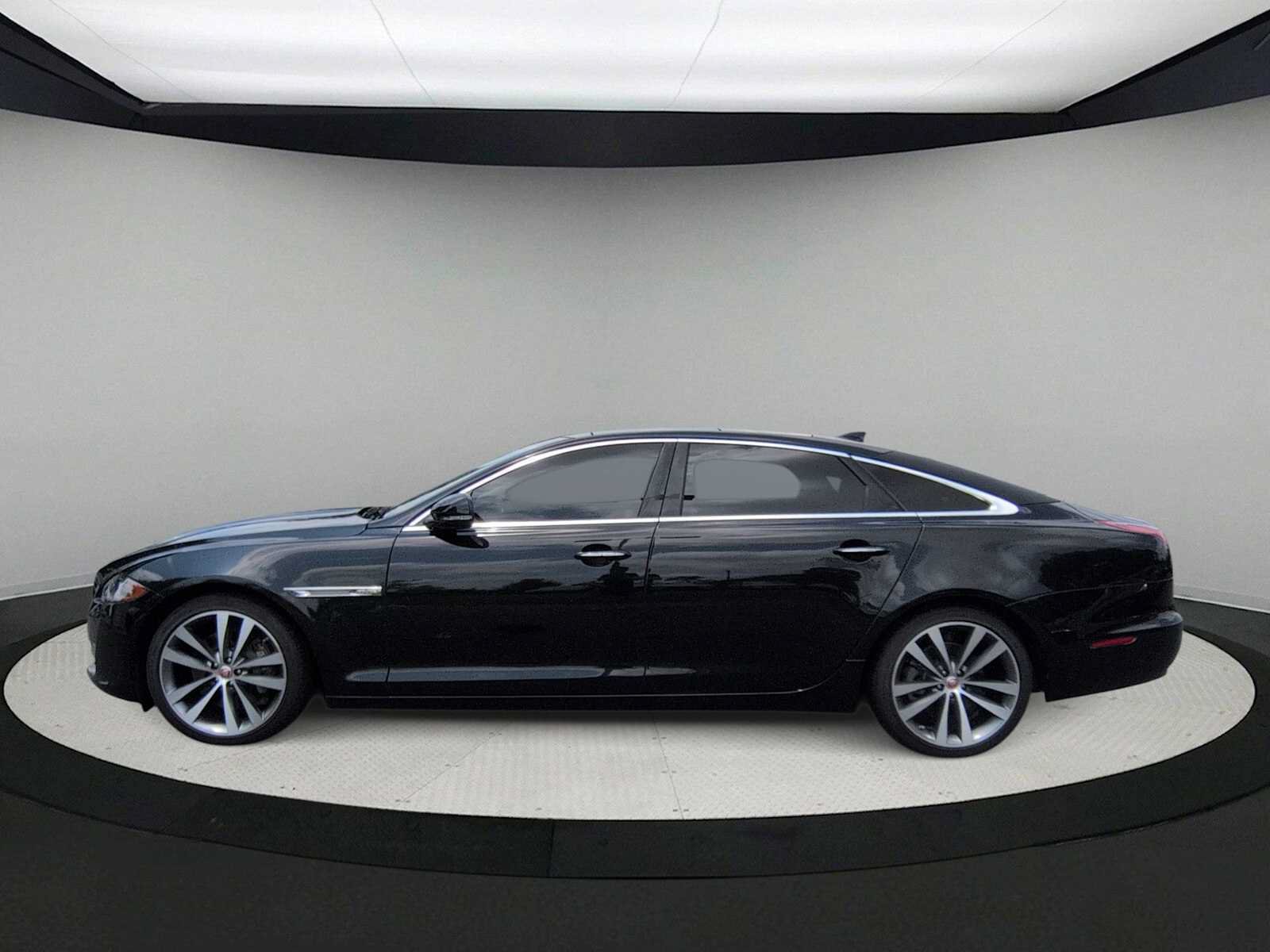 Used 2019 Jaguar XJ AWD image 5
