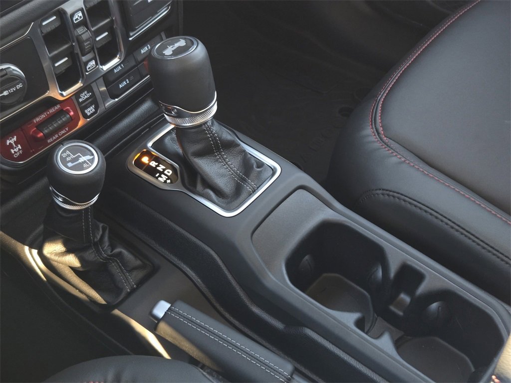 Used 2025 Jeep Wrangler Unlimited Rubicon w/ Technology Group image 22