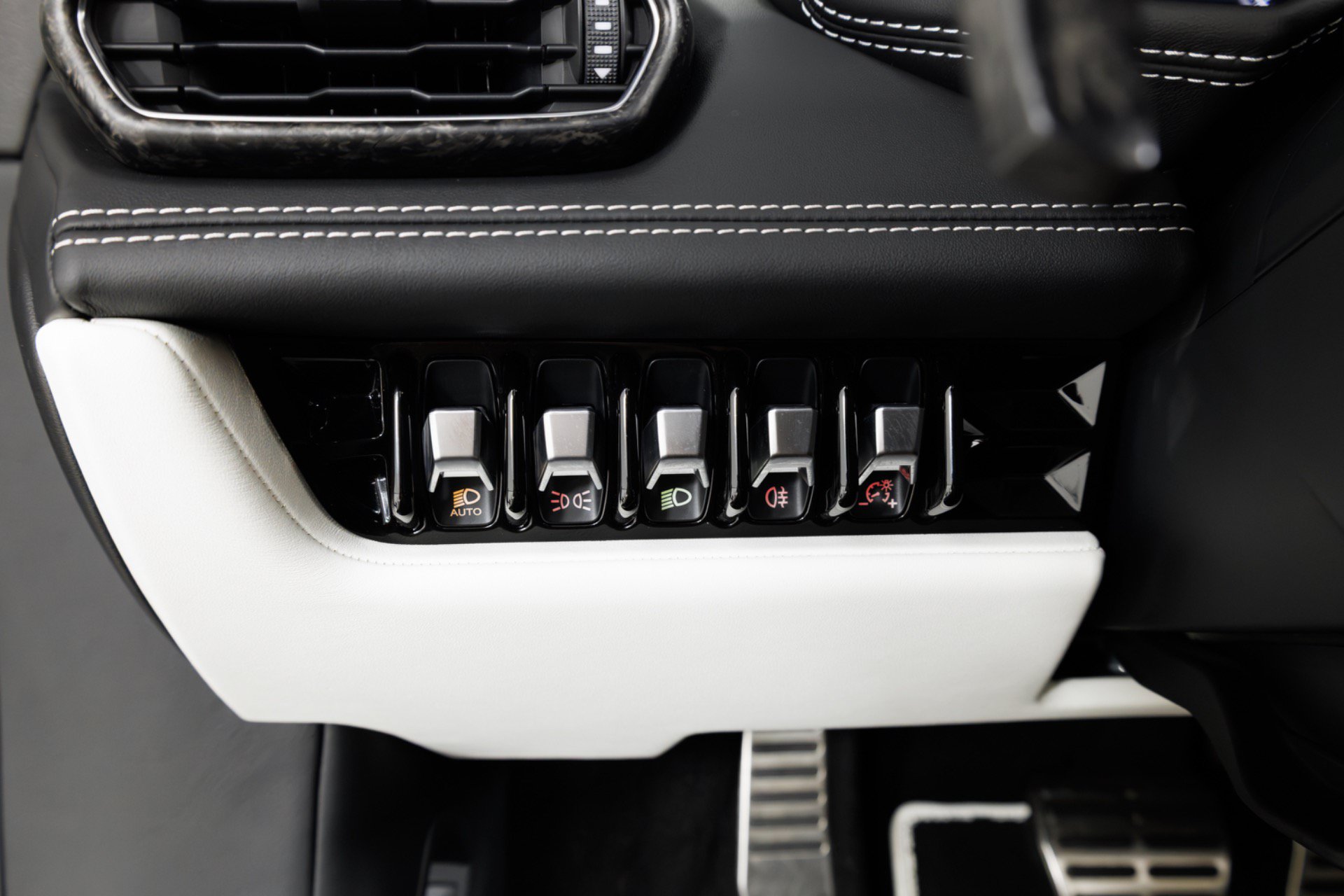 Used 2021 Lamborghini Huracan EVO RWD image 32