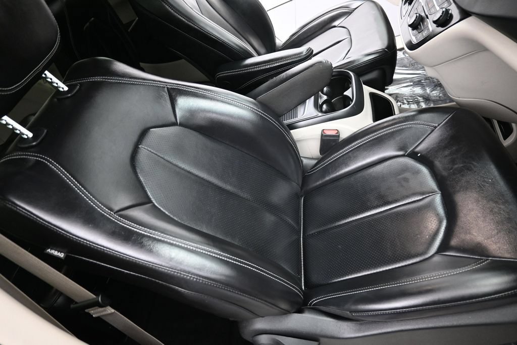 Used 2023 Chrysler Pacifica Touring-L FWD image 19