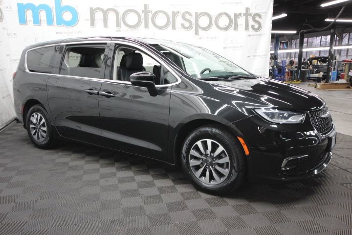 Used 2023 Chrysler Pacifica Touring-L image 9