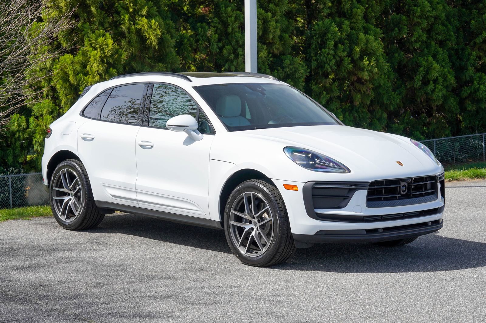 Certified 2025 Porsche Macan image 9