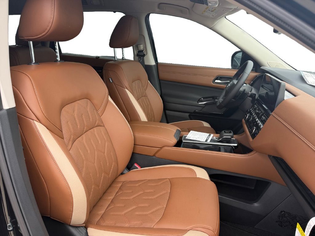 New 2026 Nissan Pathfinder Platinum w/ Lighting Package FWD image 16