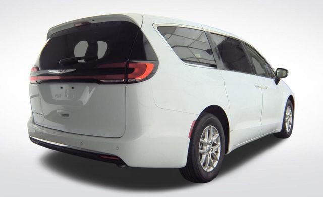 Used 2024 Chrysler Pacifica Touring-L image 4
