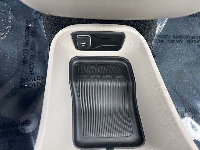 Used 2024 Chrysler Pacifica Touring-L FWD image 11