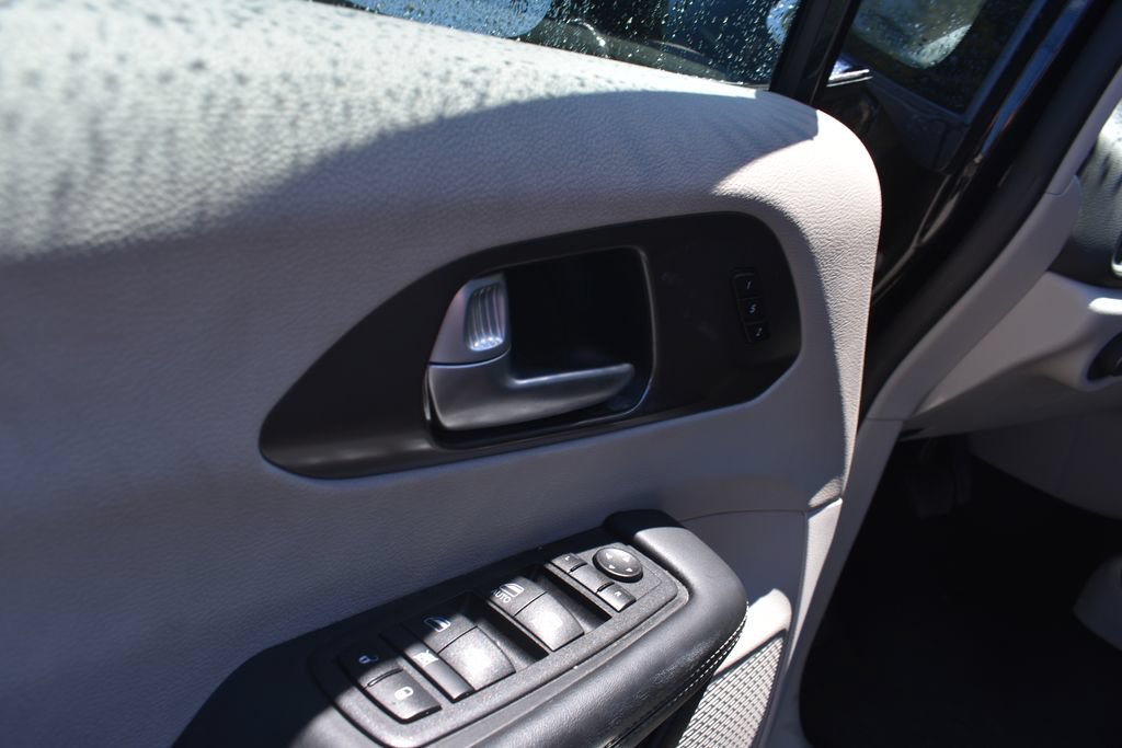 Used 2024 Chrysler Pacifica Touring-L FWD image 14