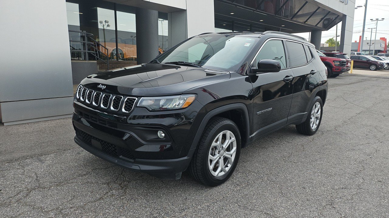 Used 2024 Jeep Compass Latitude AWD/4WD image 1