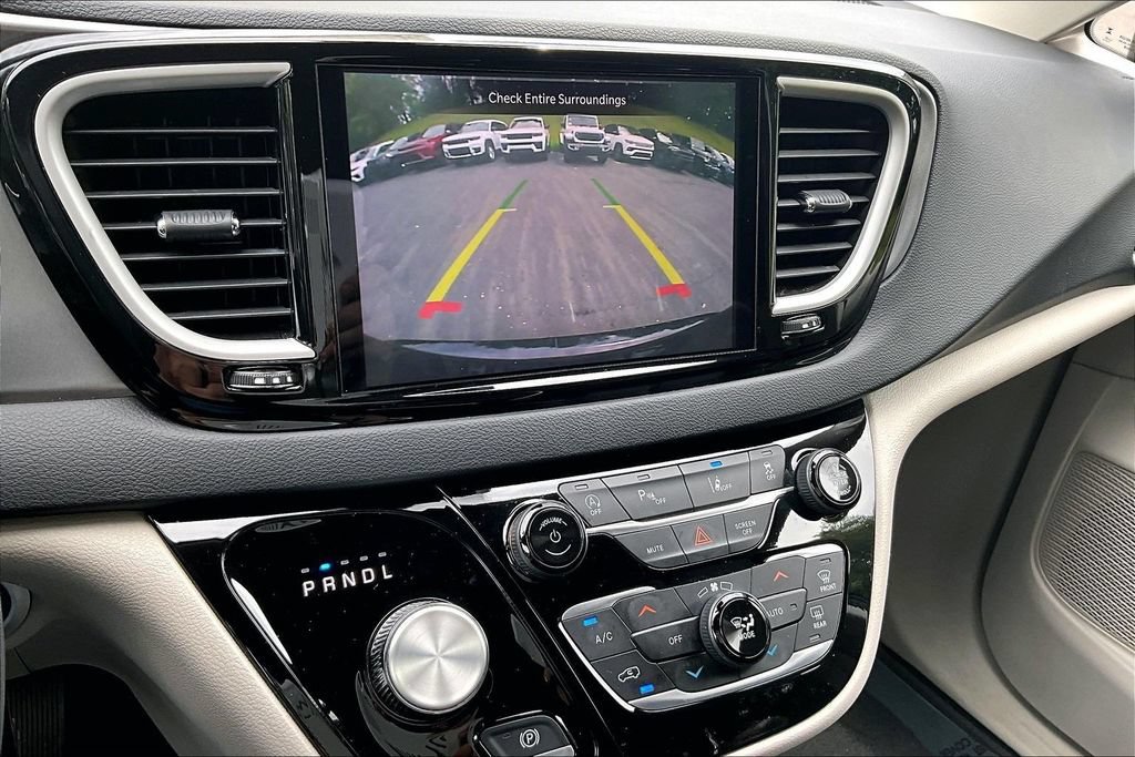 Used 2023 Chrysler Pacifica Touring-L FWD image 14