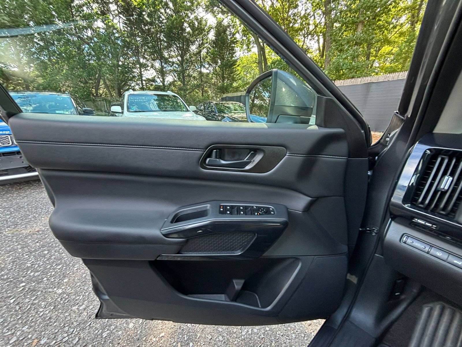 Used 2025 Nissan Pathfinder SV AWD/4WD image 18