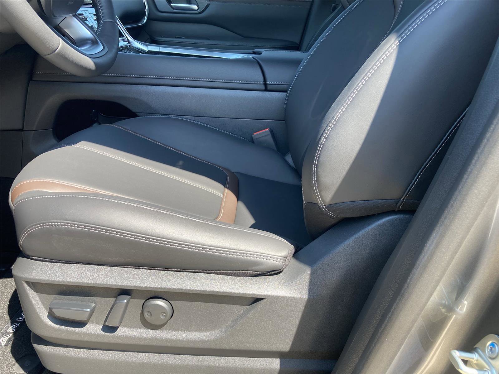 New 2025 Nissan Armada SL w/ Captain's Chari Seat Package image 28