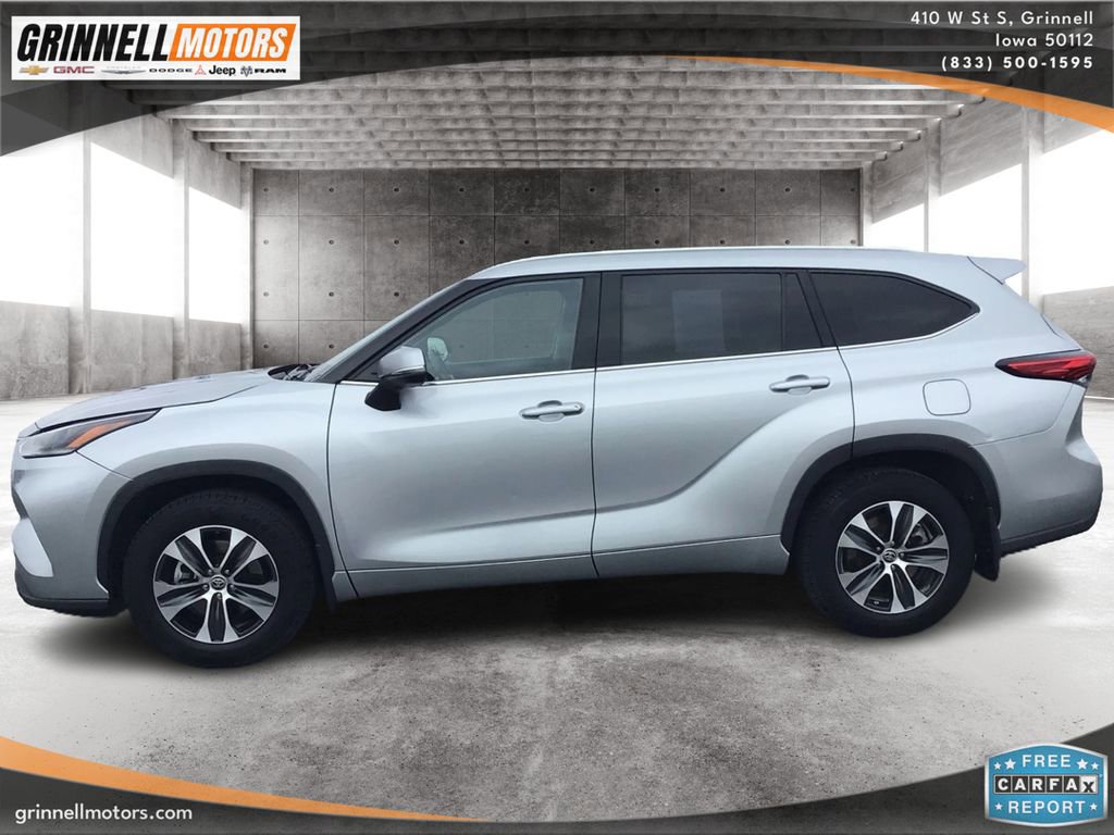 Used 2021 Toyota Highlander XLE AWD/4WD image 8