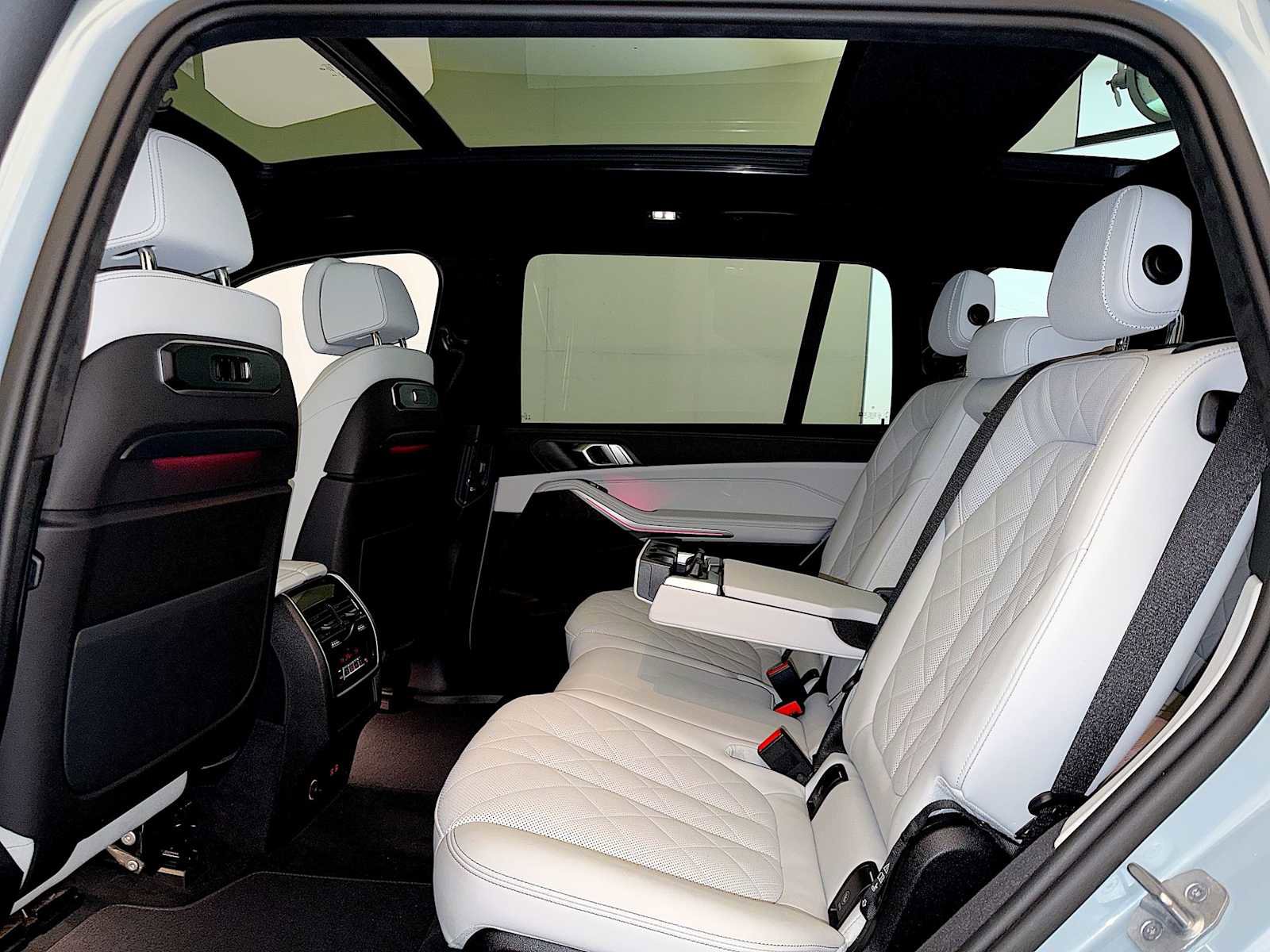 Certified 2025 BMW X7 xDrive40i w/ M Sport Package image 21