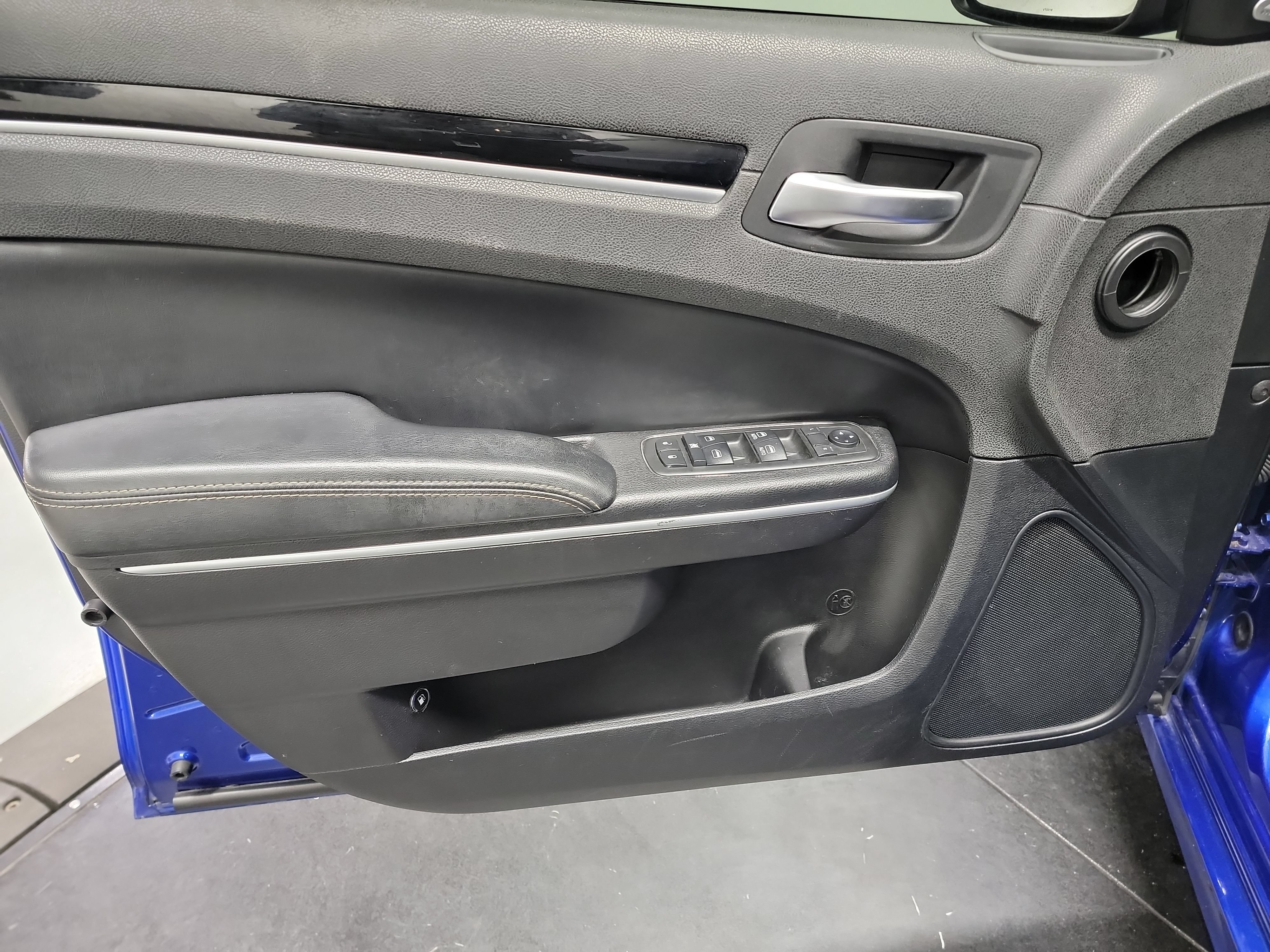 Used 2019 Chrysler 300 S w/ S Model Appearance Package RWD image 8