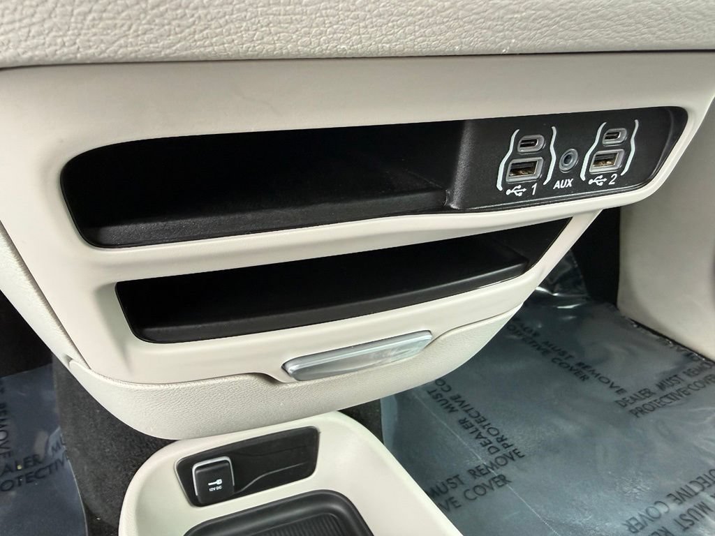 Used 2024 Chrysler Pacifica Touring-L FWD image 29