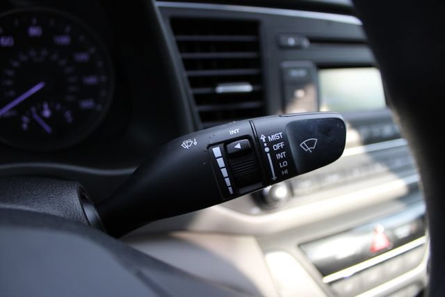 Used 2017 Hyundai Elantra SE FWD image 5