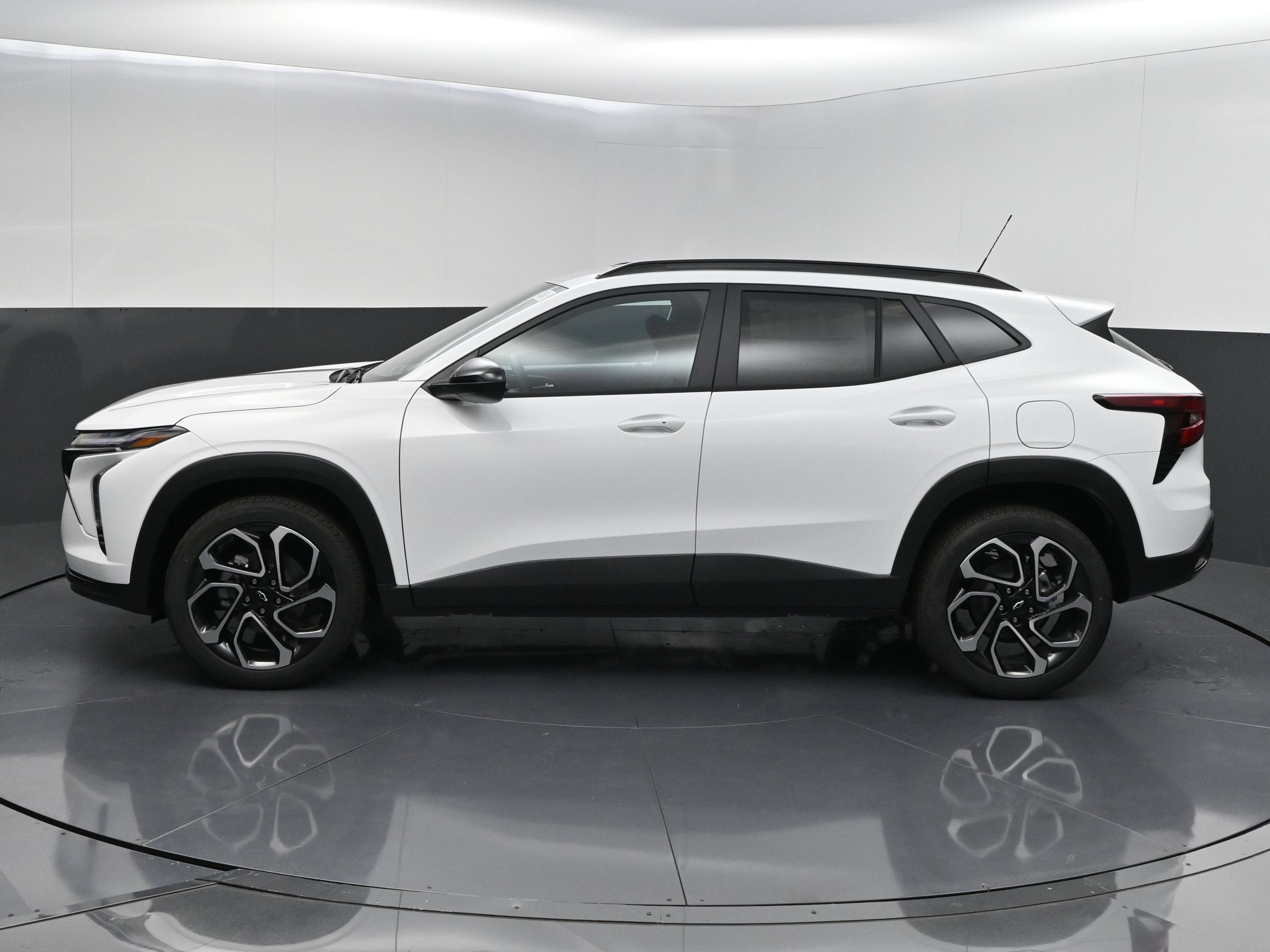 New 2026 Chevrolet Trax RS w/ Sunroof Package FWD image 5