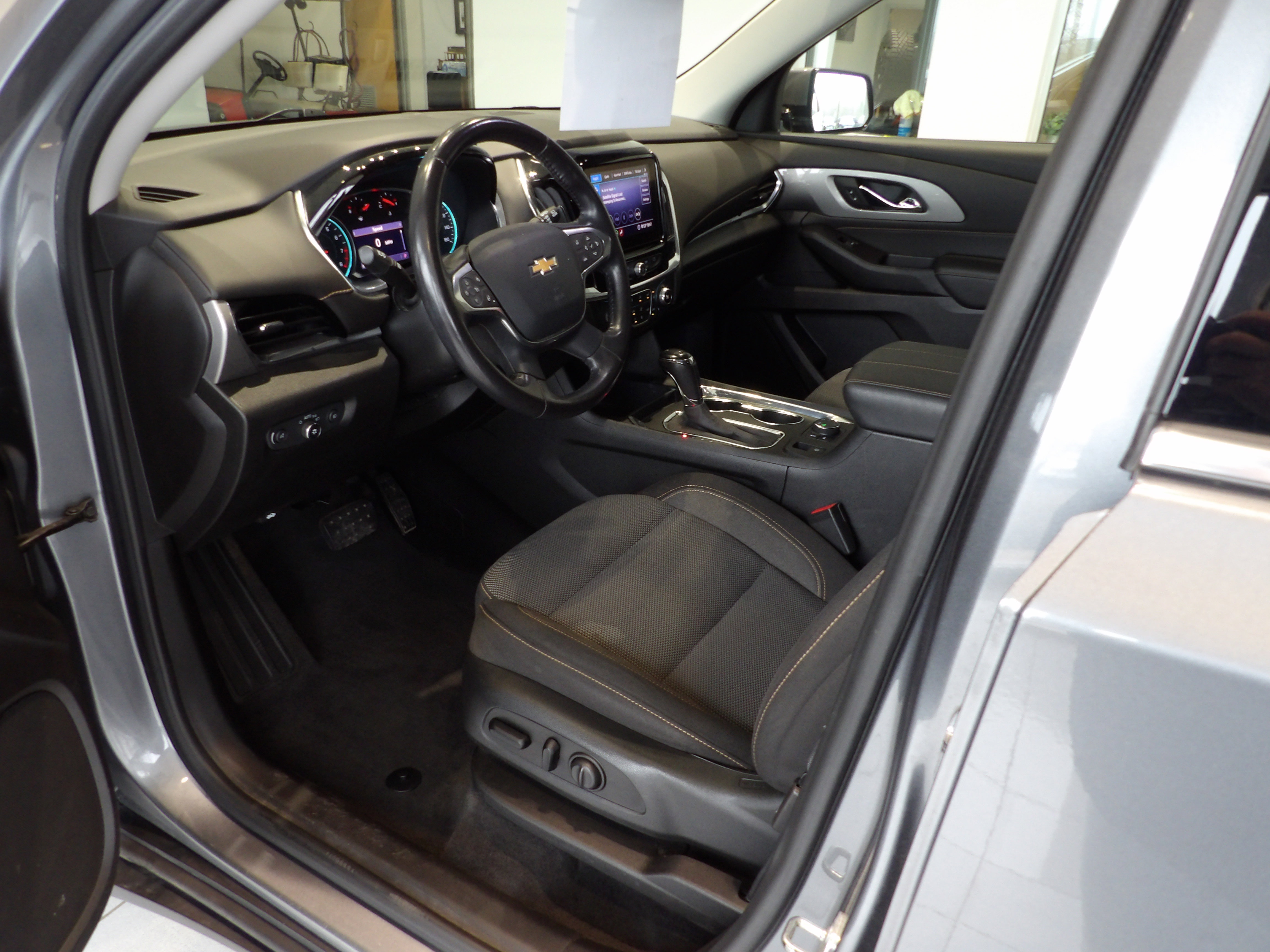 Used 2020 Chevrolet Traverse LT w/ Driver Confidence II Package image 10