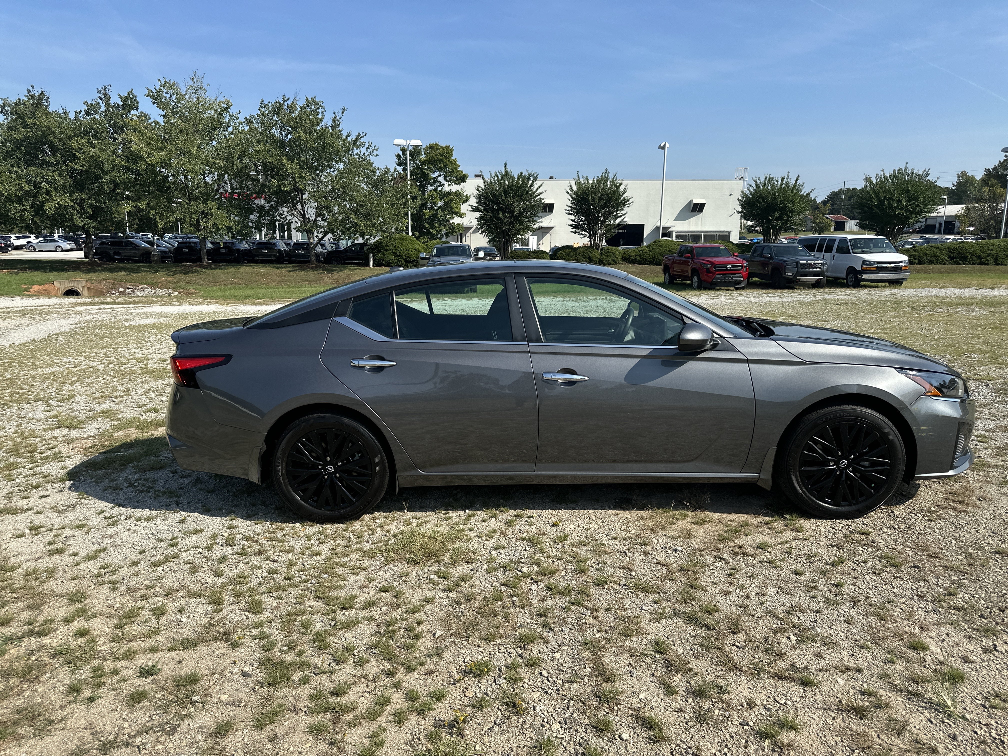 Used 2025 Nissan Altima 2.5 SV w/ SV Special Edition Package FWD image 4