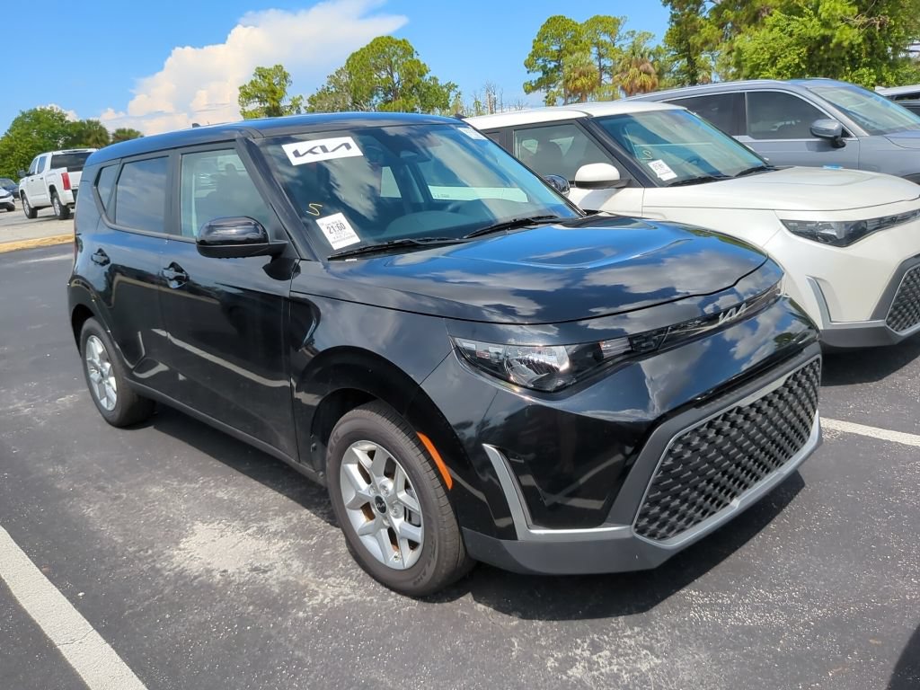 Certified 2025 Kia Soul LX w/ LX Technology Package FWD image 2