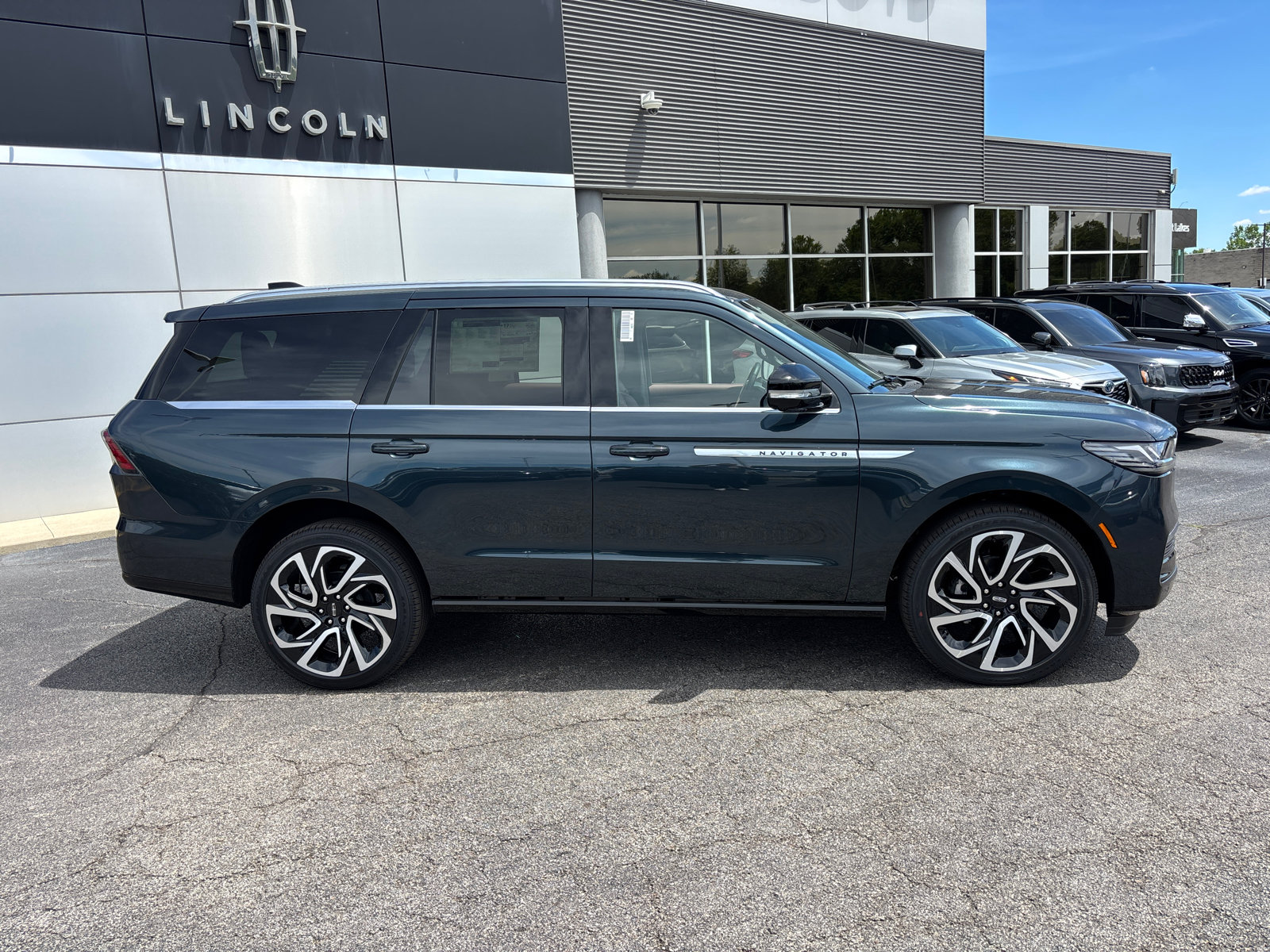 New 2026 Lincoln Navigator Reserve AWD/4WD image 8