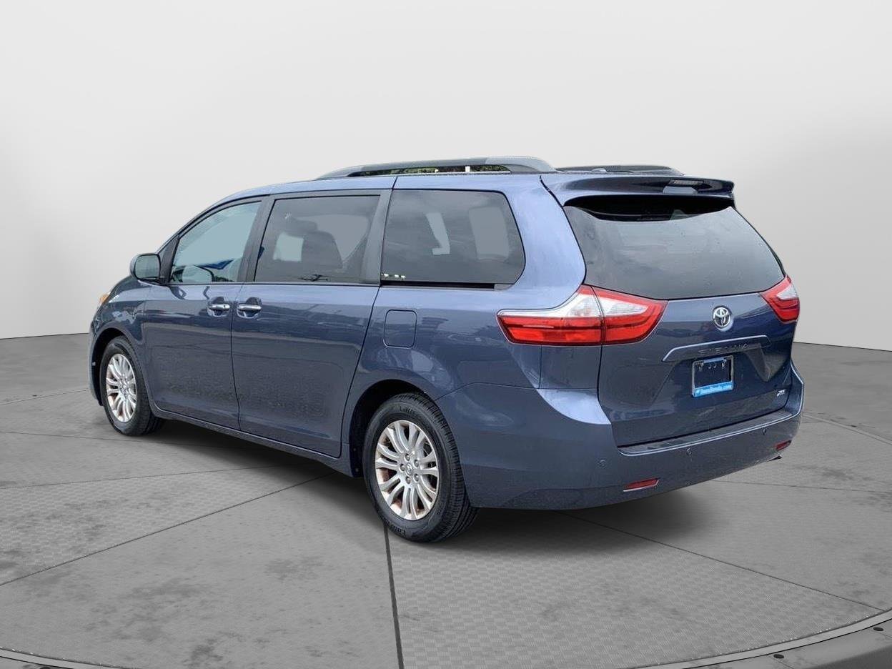 Used 2017 Toyota Sienna XLE Premium FWD image 5