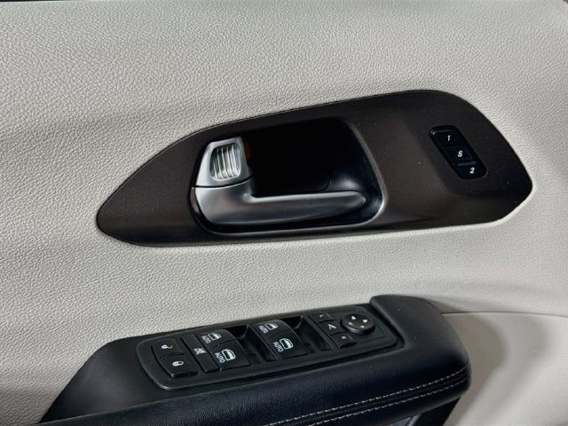 Used 2019 Chrysler Pacifica Limited w/ Advanced Safetytec Group FWD image 20