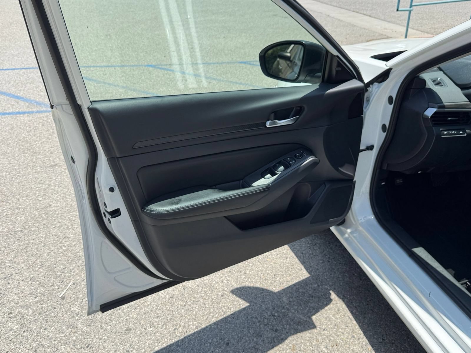 Used 2025 Nissan Altima 2.5 SV FWD image 18