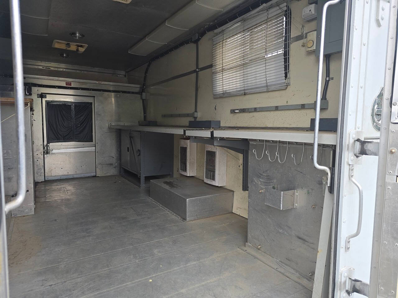 Used 2009 Chevrolet Express 3500 RWD image 7