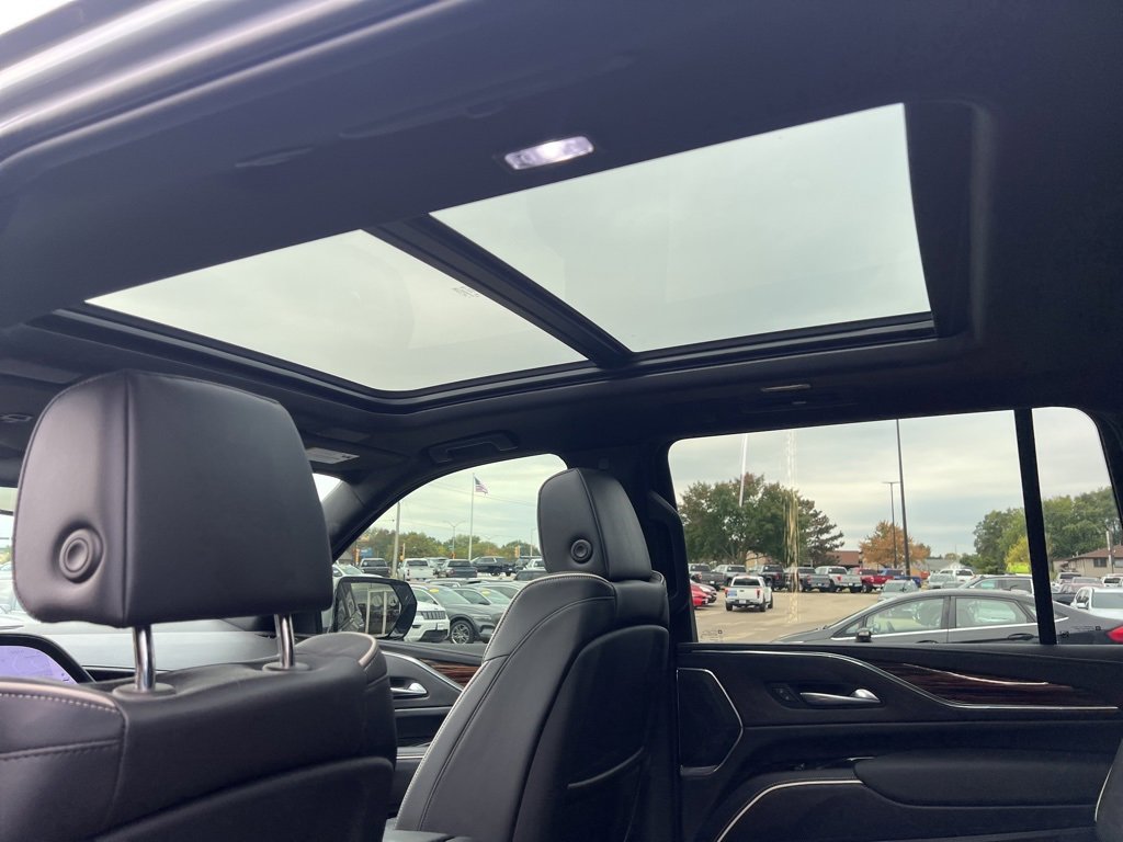 Used 2024 Cadillac Escalade ESV Premium Luxury image 2