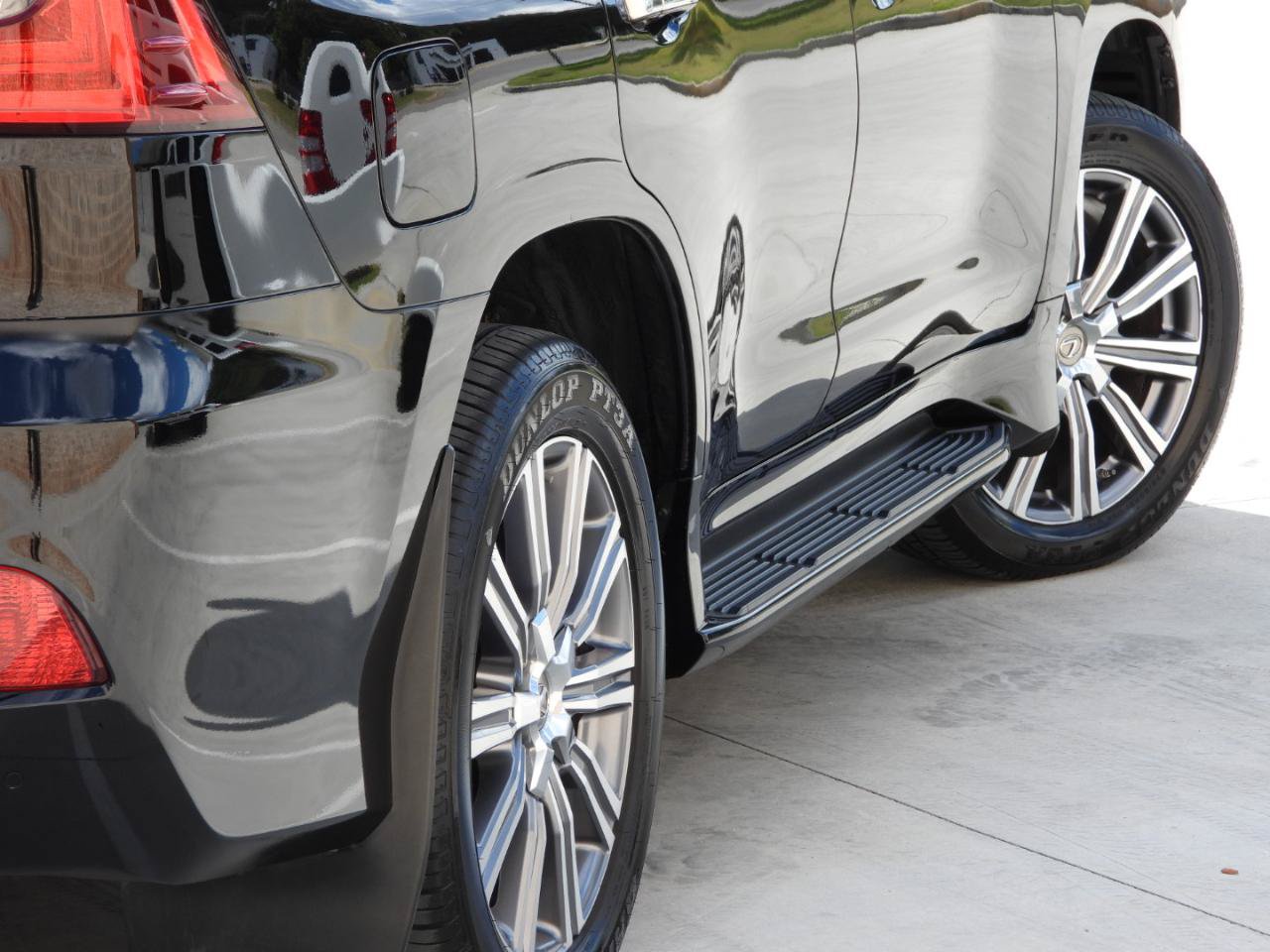 Used 2016 Lexus LX 570 4WD w/ 3rd Row & Luxury Pkg image 12