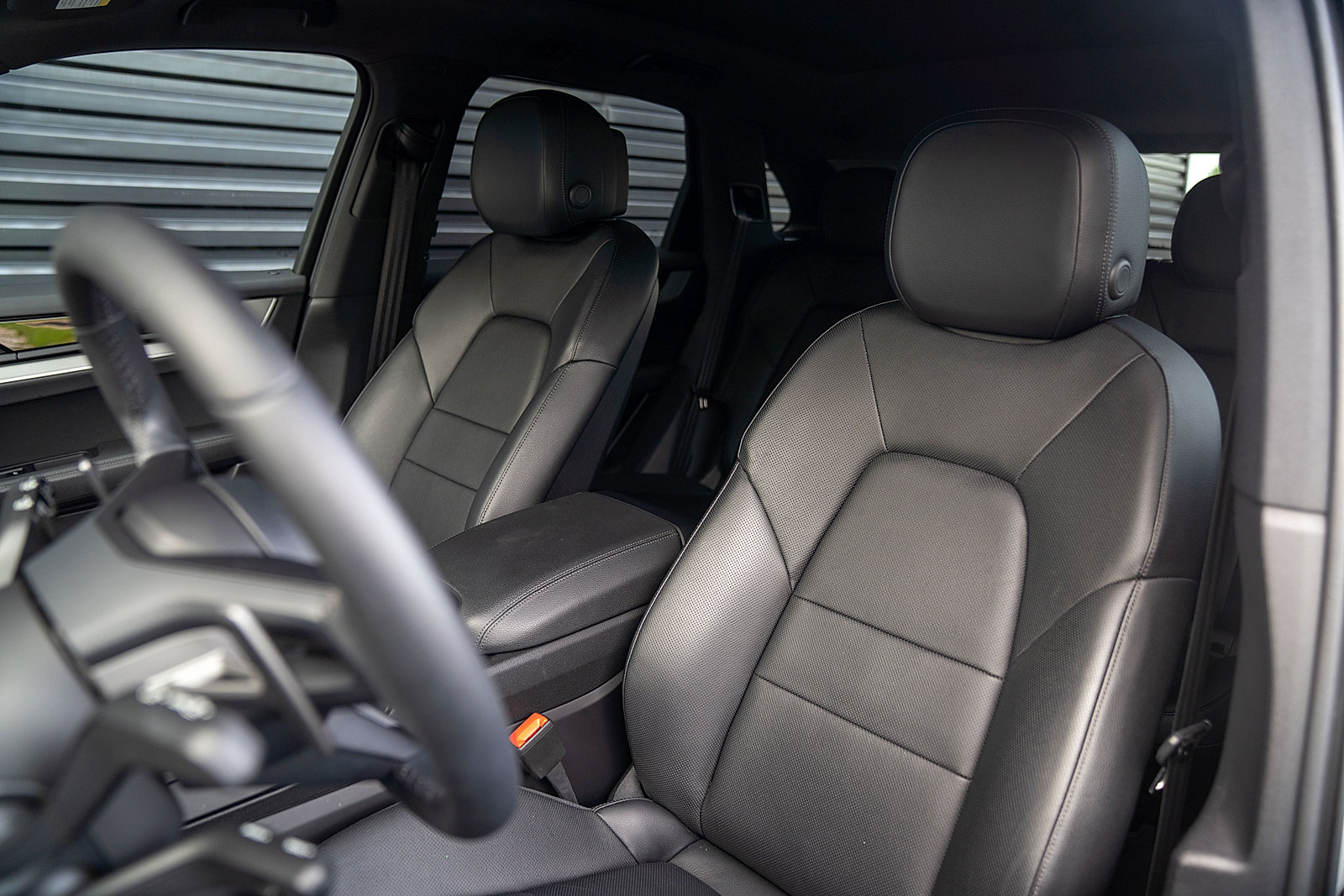 Certified 2025 Porsche Cayenne E-Hybrid w/ Premium Package Plus AWD/4WD image 5